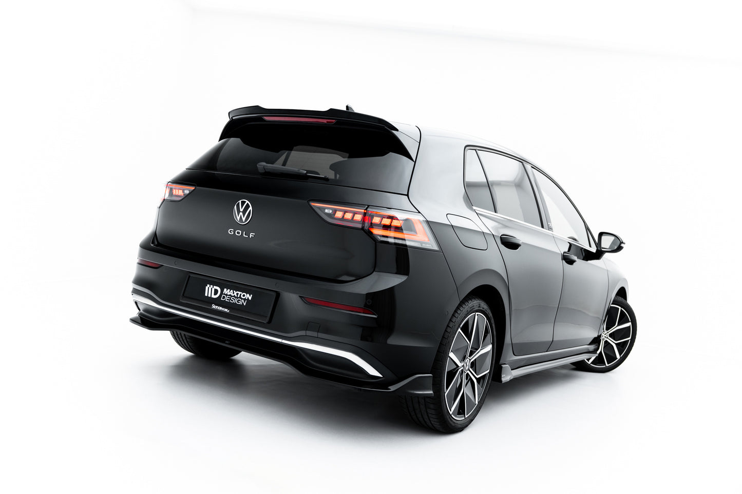 Maxton Design prodloužení spoileru ver.1 pro Volkswagen Golf Mk8, černý lesklý plast ABS