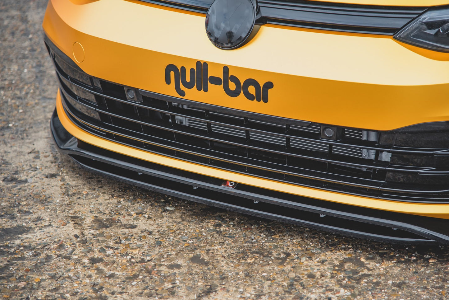 Maxton Design spoiler pod přední nárazník ver.2 pro Volkswagen Golf Mk8, černý lesklý plast ABS