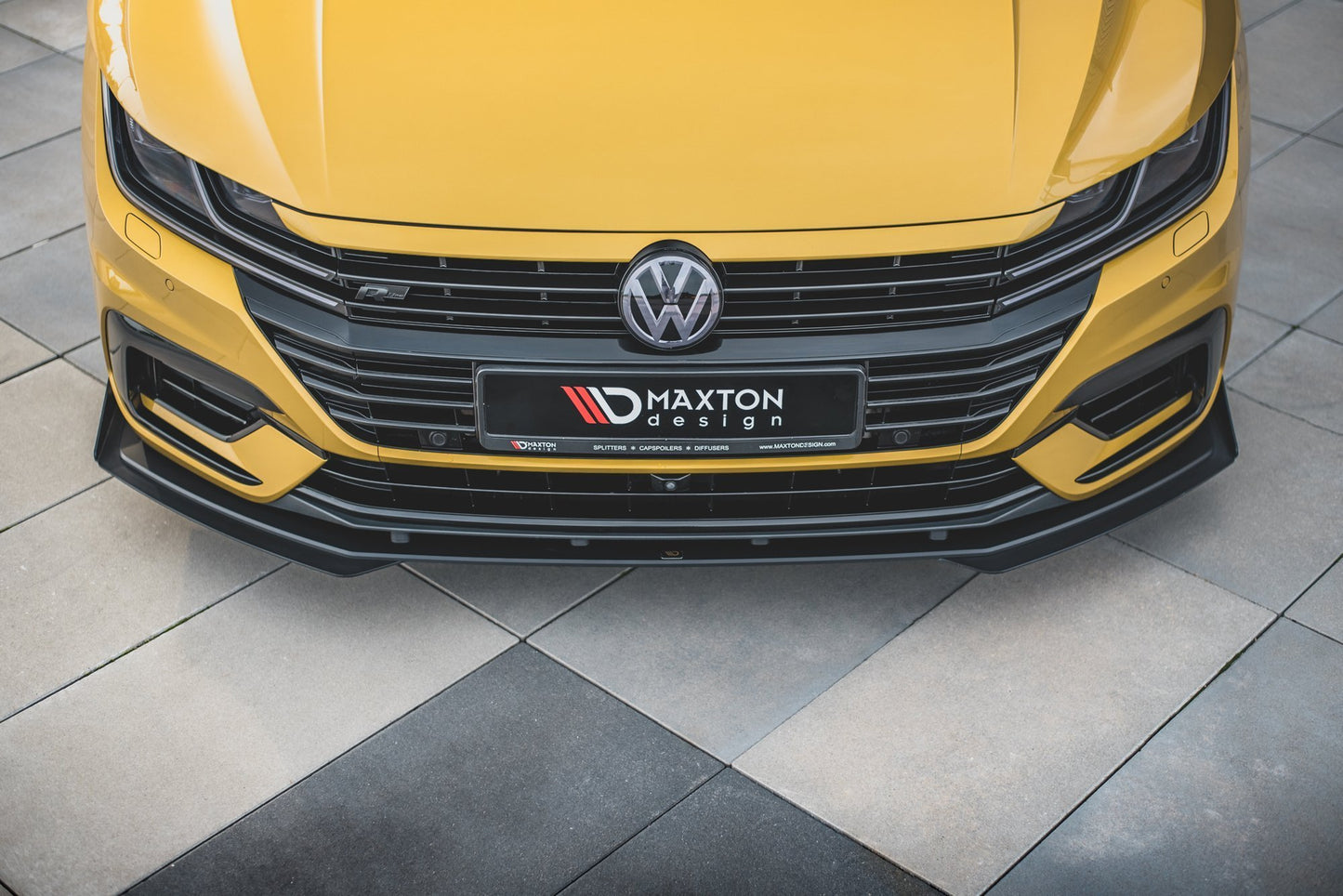 Maxton Design "Racing durability" spoiler pod přední nárazník s rohovými splittery pro Volkswagen Arteon, plast ABS bez povrchové úpravy, s červenou linkou