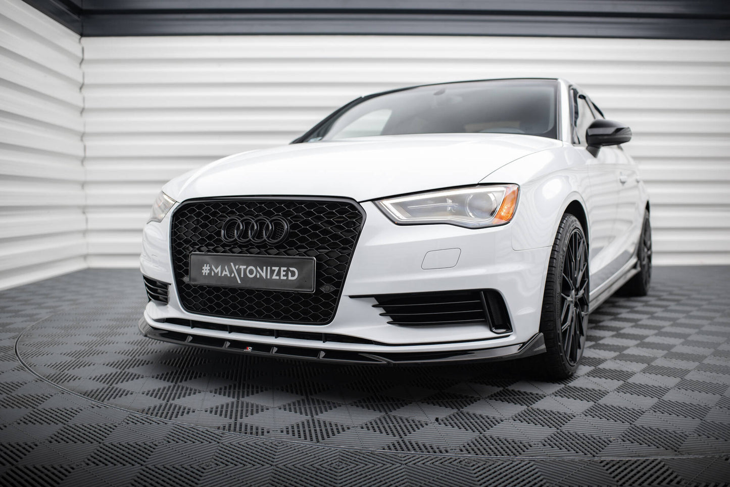 Maxton Design spoiler pod přední nárazník pro Audi A3 8V, černý lesklý plast ABS, Sedan