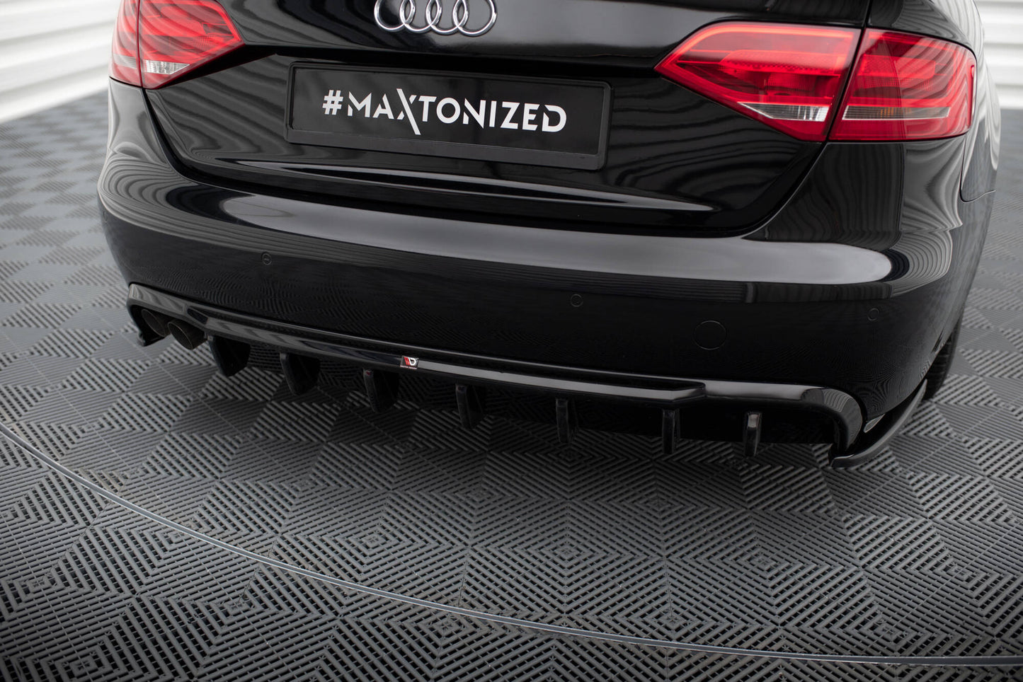 Maxton Design vložka zadního nárazníku pro Audi A4 B8, černý lesklý plast ABS, Sedan/Avant, verze s dvojitou koncovkou na jedné straně