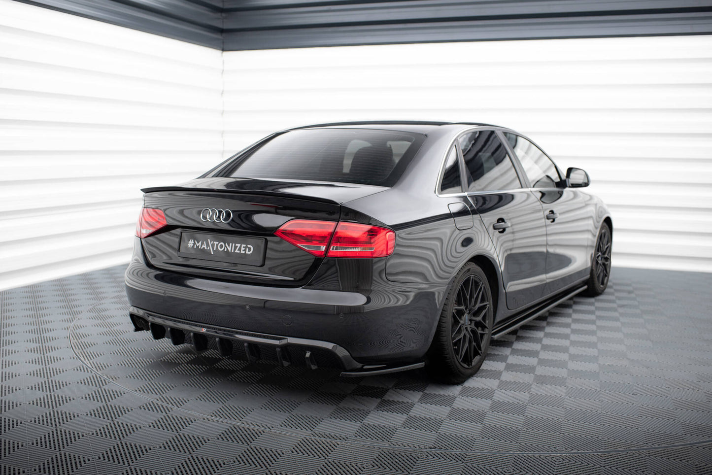 Maxton Design vložka zadního nárazníku pro Audi A4 B8, černý lesklý plast ABS, Sedan/Avant, verze s dvojitou koncovkou na jedné straně