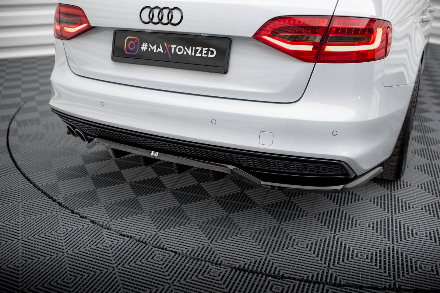 Maxton Design středový spoiler pod zadní nárazník s žebrováním pro Audi A4 B8 Competition Facelift, černý lesklý plast ABS, Avant