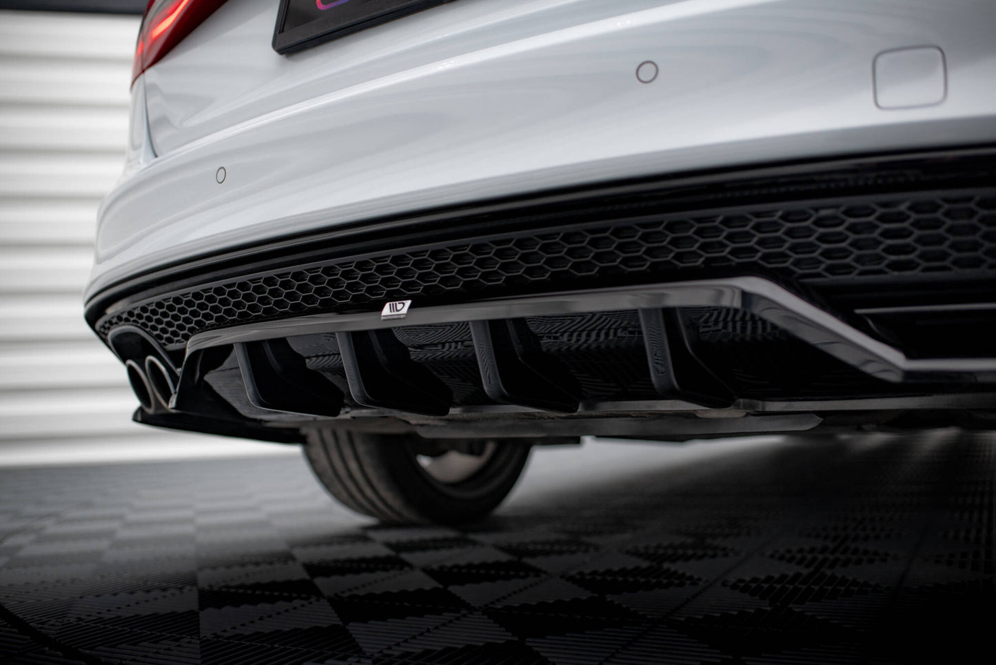 Maxton Design středový spoiler pod zadní nárazník s žebrováním pro Audi A4 B8 Competition Facelift, černý lesklý plast ABS, Avant