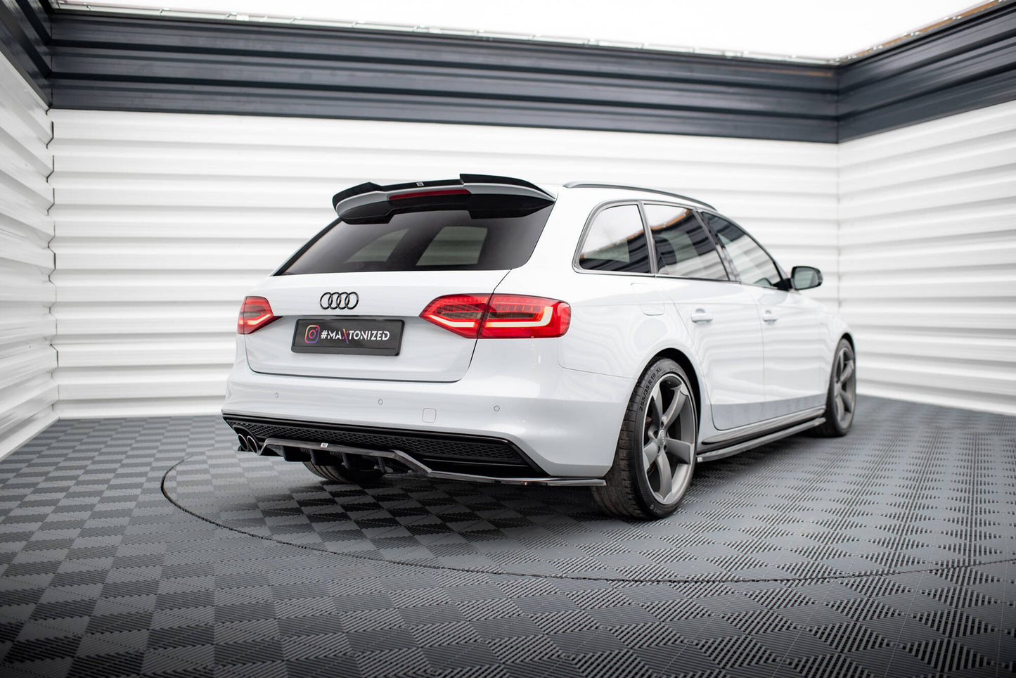 Maxton Design středový spoiler pod zadní nárazník s žebrováním pro Audi A4 B8 Competition Facelift, černý lesklý plast ABS, Avant