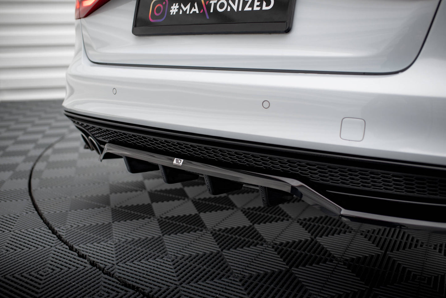 Maxton Design středový spoiler pod zadní nárazník s žebrováním pro Audi A4 B8 Competition Facelift, černý lesklý plast ABS, Avant