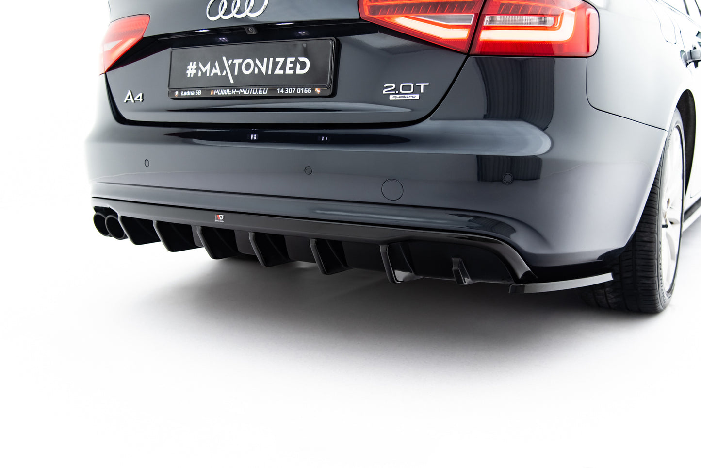Maxton Design vložka zadního nárazníku pro Audi A4 B8 FL, černý lesklý plast ABS, Sedan/Avant, verze s dvojitou koncovkou na jedné straně