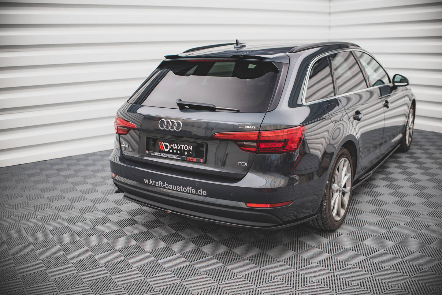 Maxton Design boční difuzory pod zadní nárazník pro Audi A4 B9, černý lesklý plast ABS