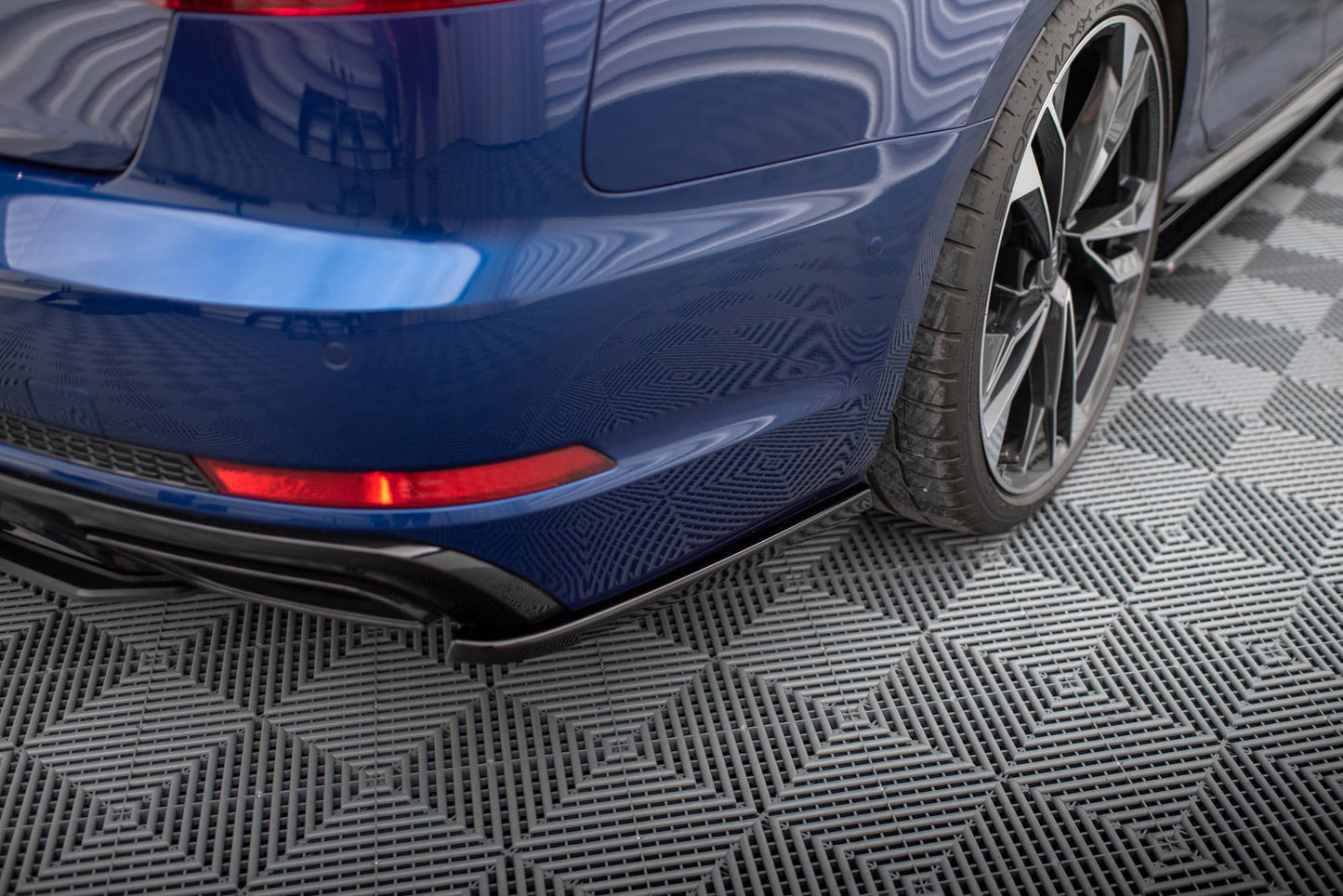 Maxton Design boční difuzory pod zadní nárazník pro Audi A4 B9 Competition, černý lesklý plast ABS