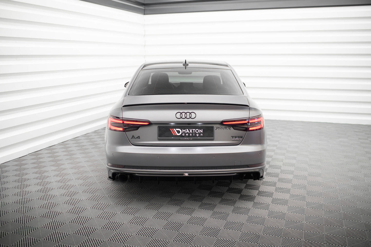 Maxton Design vložka zadního nárazníku pro Audi A4 B9, černý lesklý plast ABS, S-Line Sedan / S-line Avant, verze s jednoduchou koncovkou na jedné straně