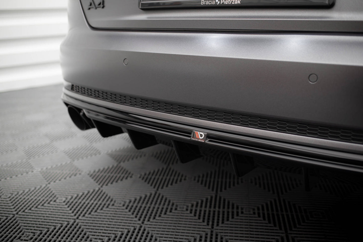 Maxton Design vložka zadního nárazníku pro Audi A4 B9, černý lesklý plast ABS, S-Line Sedan / S-line Avant, verze s jednoduchou koncovkou na jedné straně