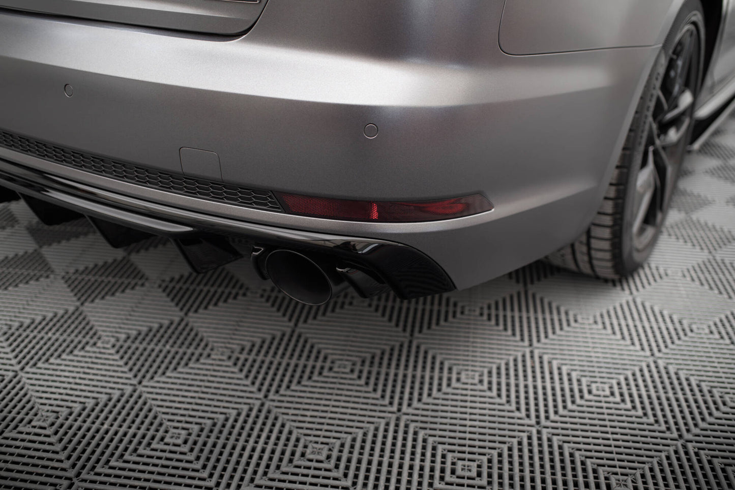 Maxton Design vložka zadního nárazníku pro Audi A4 B9, černý lesklý plast ABS, S-Line Sedan / S-Line Avant, verze s jednoduchou koncovkou na obou stranách