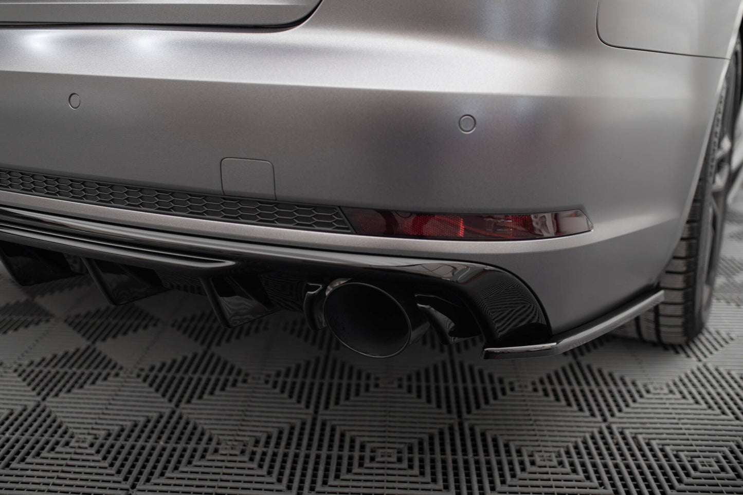 Maxton Design vložka zadního nárazníku pro Audi A4 B9, černý lesklý plast ABS, S-Line Sedan / S-Line Avant, verze s jednoduchou koncovkou na obou stranách