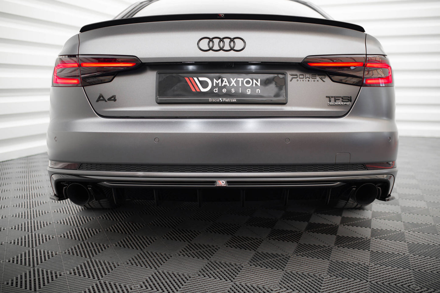 Maxton Design vložka zadního nárazníku pro Audi A4 B9, černý lesklý plast ABS, S-Line Sedan / S-Line Avant, verze s jednoduchou koncovkou na obou stranách