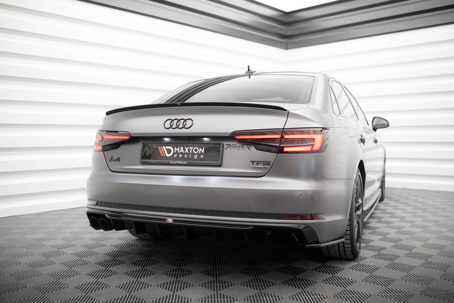Maxton Design vložka zadního nárazníku pro Audi A4 B9, černý lesklý plast ABS, S-Line Sedan / S-Line Avant, verze s dvojitou koncovkou na jedné straně