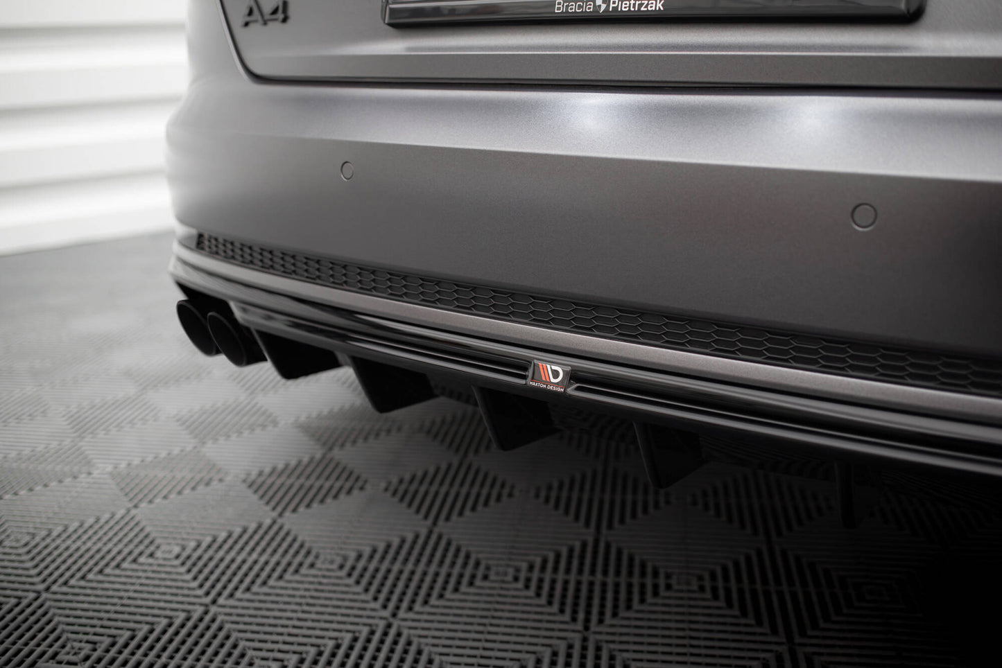 Maxton Design vložka zadního nárazníku pro Audi A4 B9, černý lesklý plast ABS, S-Line Sedan / S-Line Avant, verze s dvojitou koncovkou na jedné straně