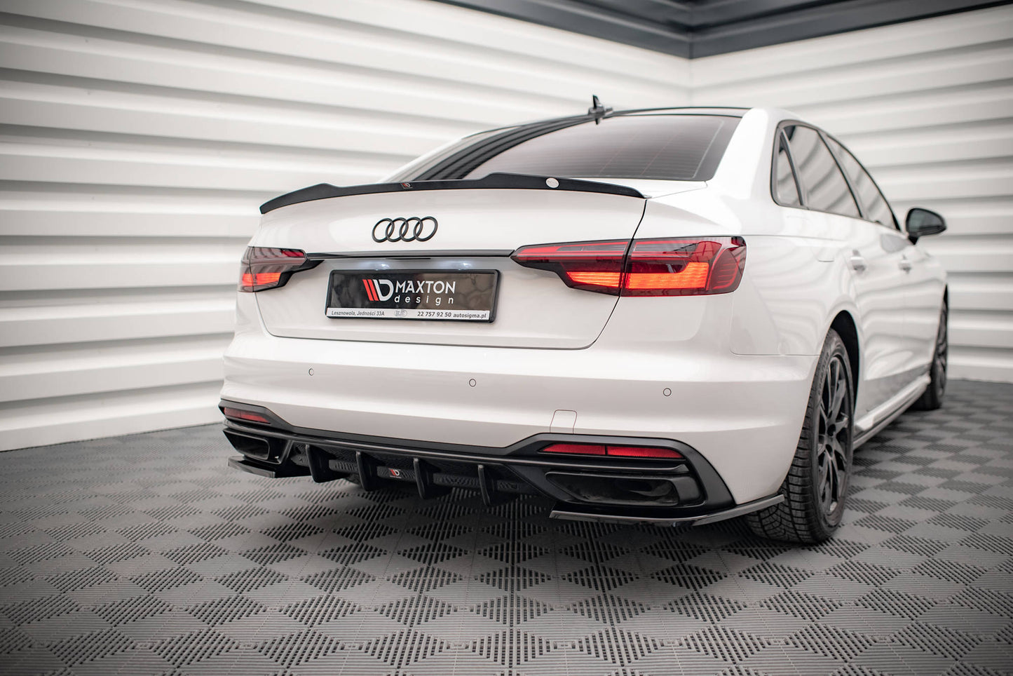 Maxton Design vložka zadního nárazníku pro Audi A4 B9 FL, černý lesklý plast ABS