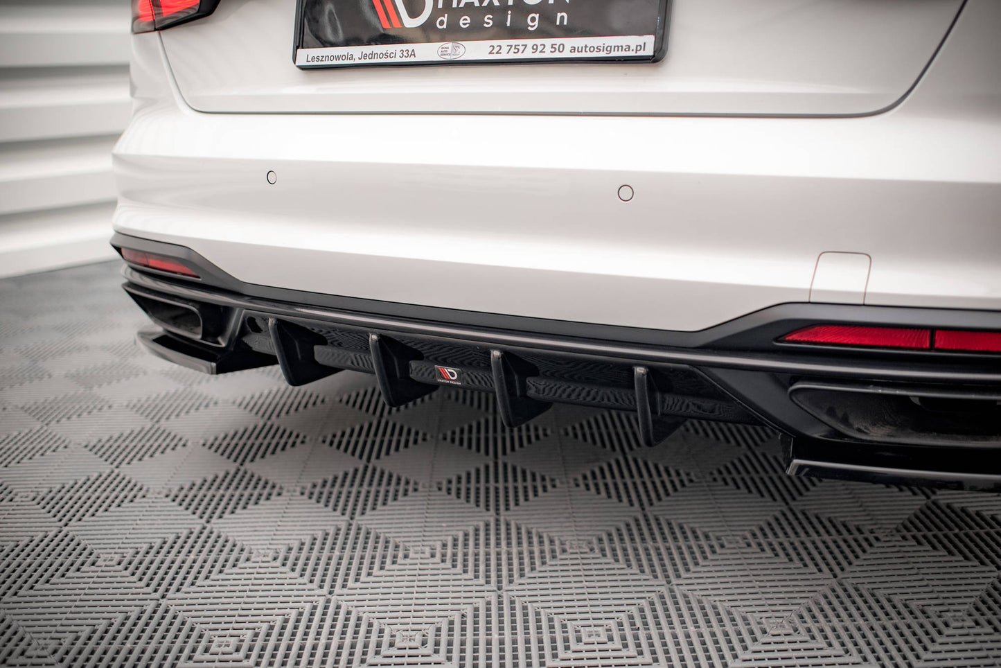 Maxton Design vložka zadního nárazníku pro Audi A4 B9 FL, černý lesklý plast ABS