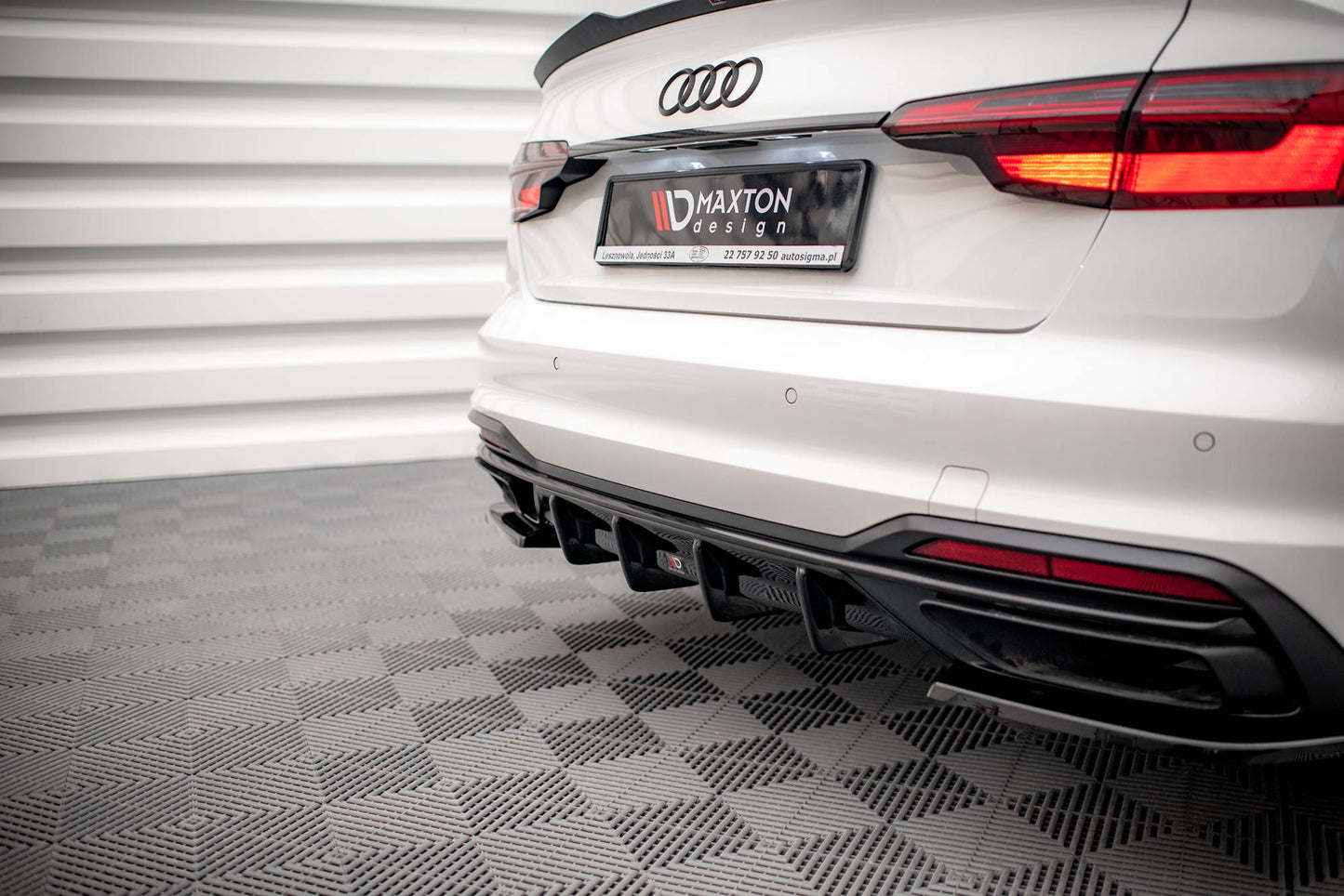 Maxton Design vložka zadního nárazníku pro Audi A4 B9 FL, černý lesklý plast ABS