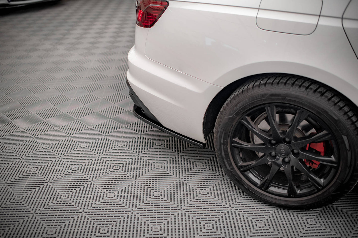 Maxton Design boční difuzory pod zadní nárazník pro Audi A4 B9 FL, černý lesklý plast ABS