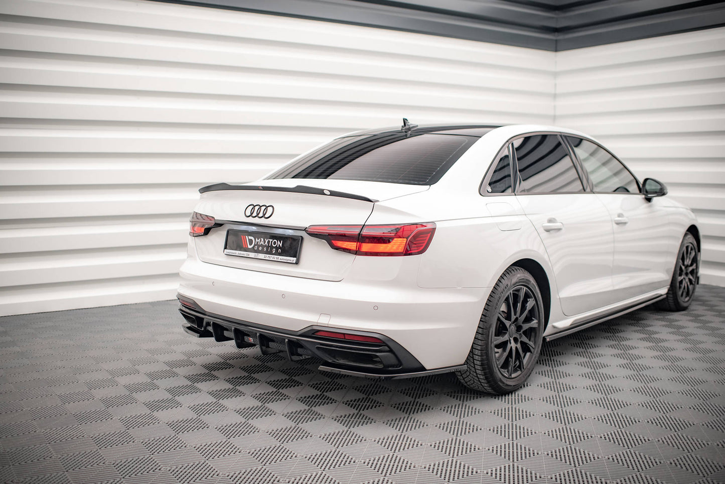 Maxton Design boční difuzory pod zadní nárazník pro Audi A4 B9 FL, černý lesklý plast ABS