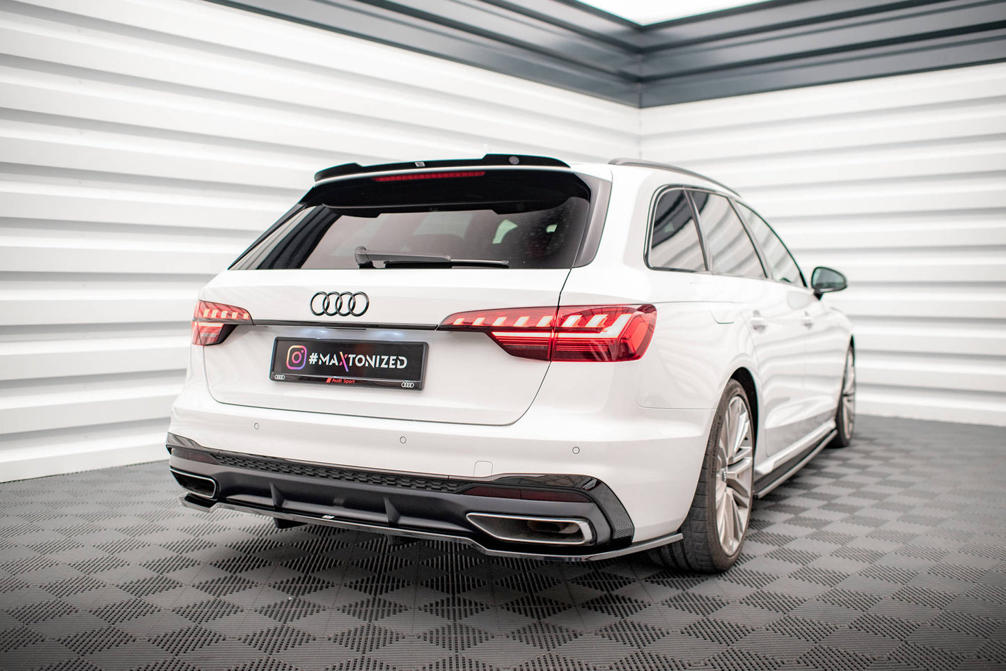 Maxton Design středový spoiler pod zadní nárazník s žebrováním pro Audi A4 B9 FL, černý lesklý plast ABS, S-Line