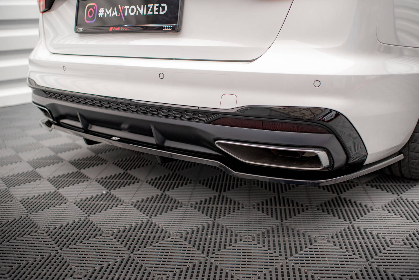 Maxton Design středový spoiler pod zadní nárazník s žebrováním pro Audi A4 B9 FL, černý lesklý plast ABS, S-Line