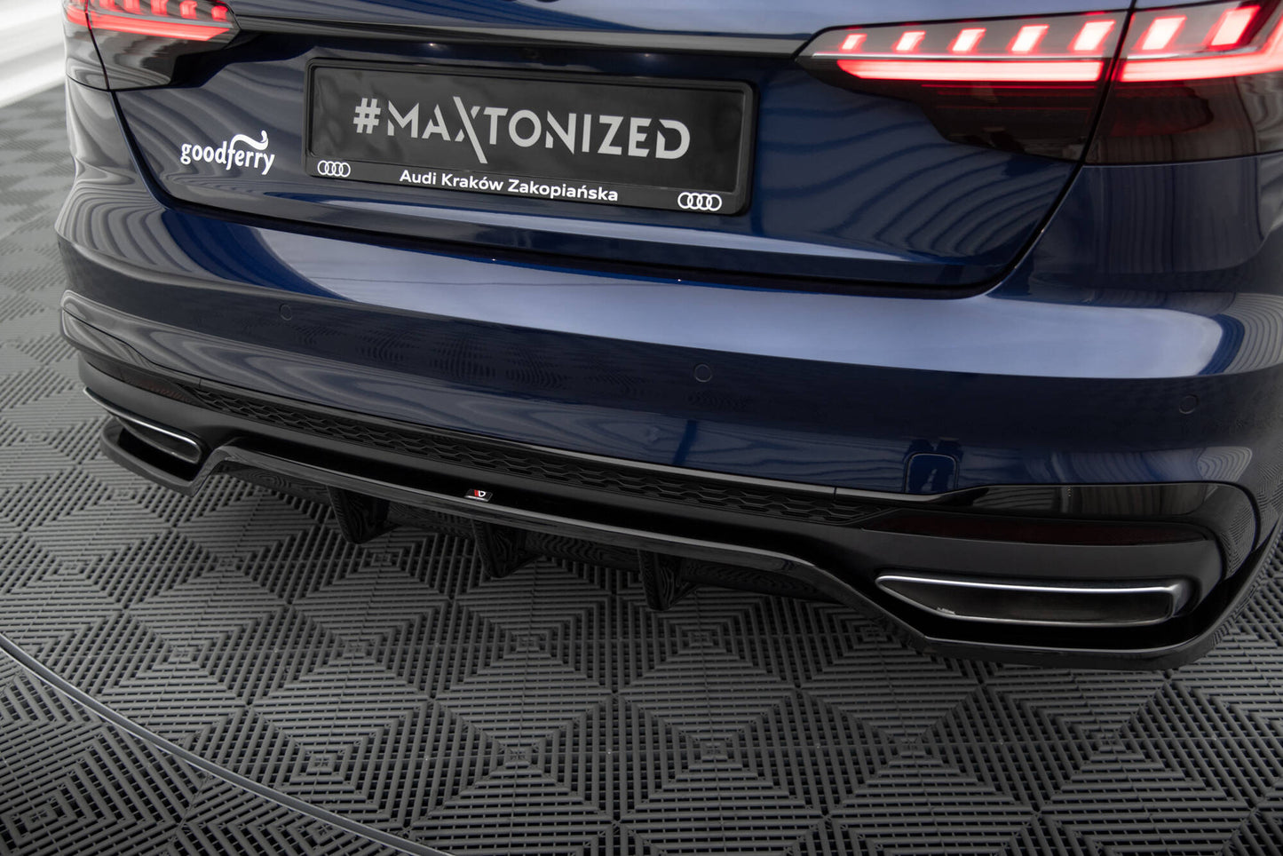 Maxton Design středový spoiler pod zadní nárazník s žebrováním v.2 pro Audi A4 B9 FL, černý lesklý plast ABS, S-Line