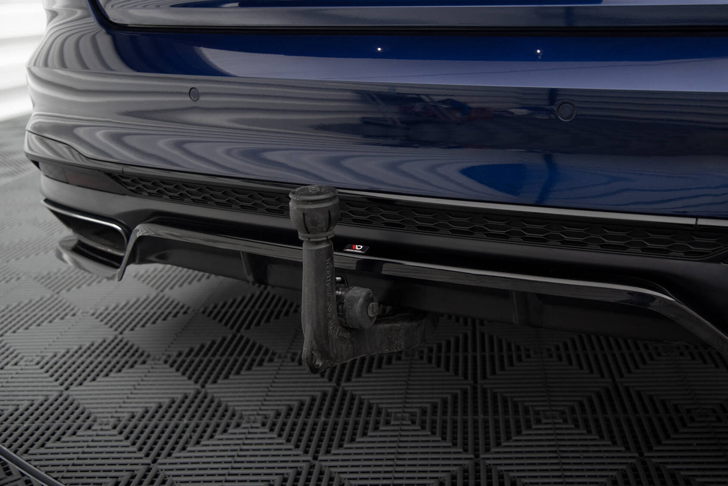 Maxton Design středový spoiler pod zadní nárazník s žebrováním v.2 pro Audi A4 B9 FL, černý lesklý plast ABS, S-Line