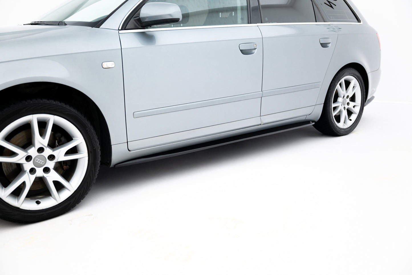 Maxton Design difuzory pod boční prahy pro Audi A4 B7, černý lesklý plast ABS