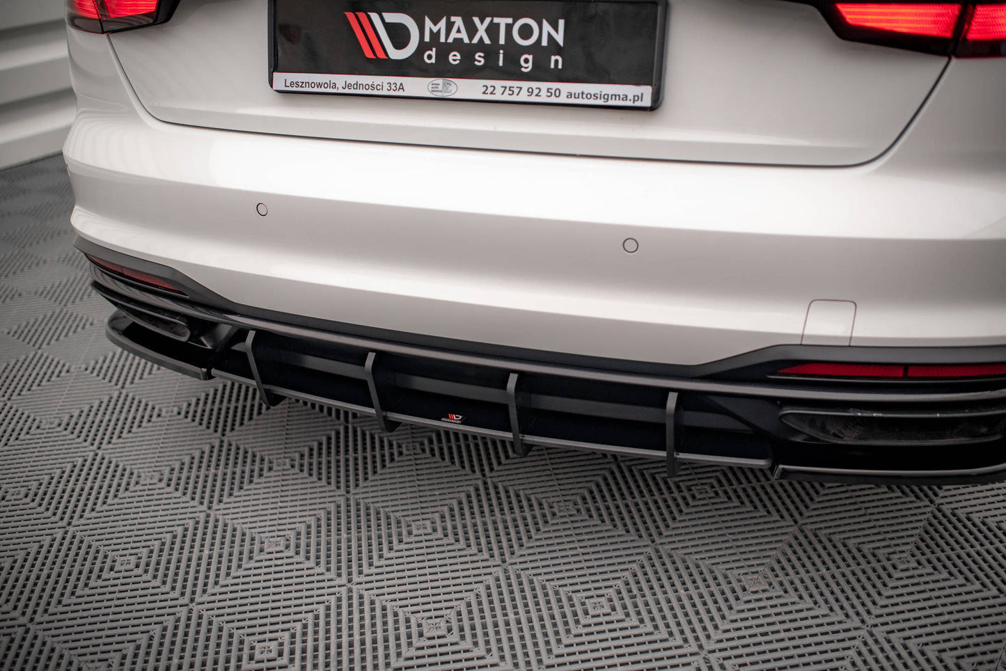 Maxton Design "Street Pro" difuzor zadního nárazníku pro Audi A4 B9 FL, plast ABS bez povrchové úpravy