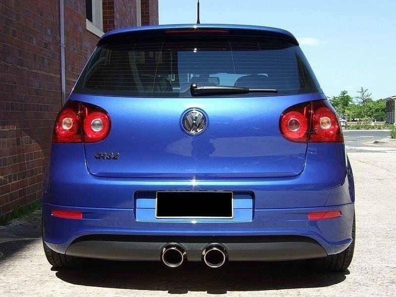 Maxton Design vložka zadního nárazníku pro Volkswagen Golf Mk5, plast ABS bez povrchové úpravy, se dvěma výřezy pro R32 výfuk