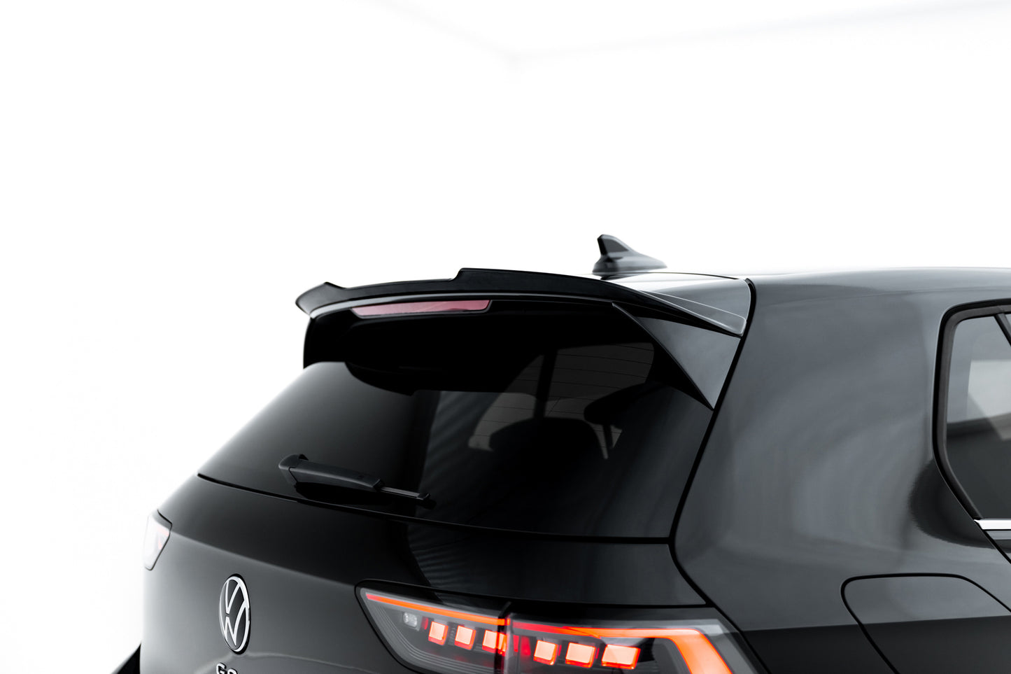 Maxton Design prodloužení spoileru ver.2 pro Volkswagen Golf Mk8, černý lesklý plast ABS