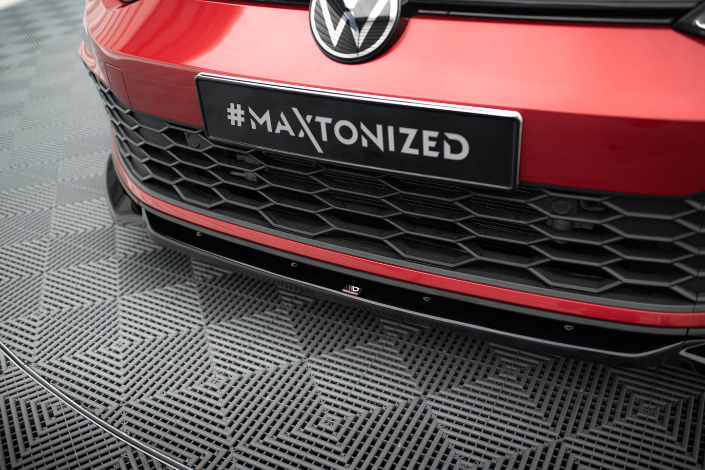Maxton Design spoiler pod přední nárazník s křidélky ver.2 pro Volkswagen Golf GTE Mk8, černý lesklý plast ABS