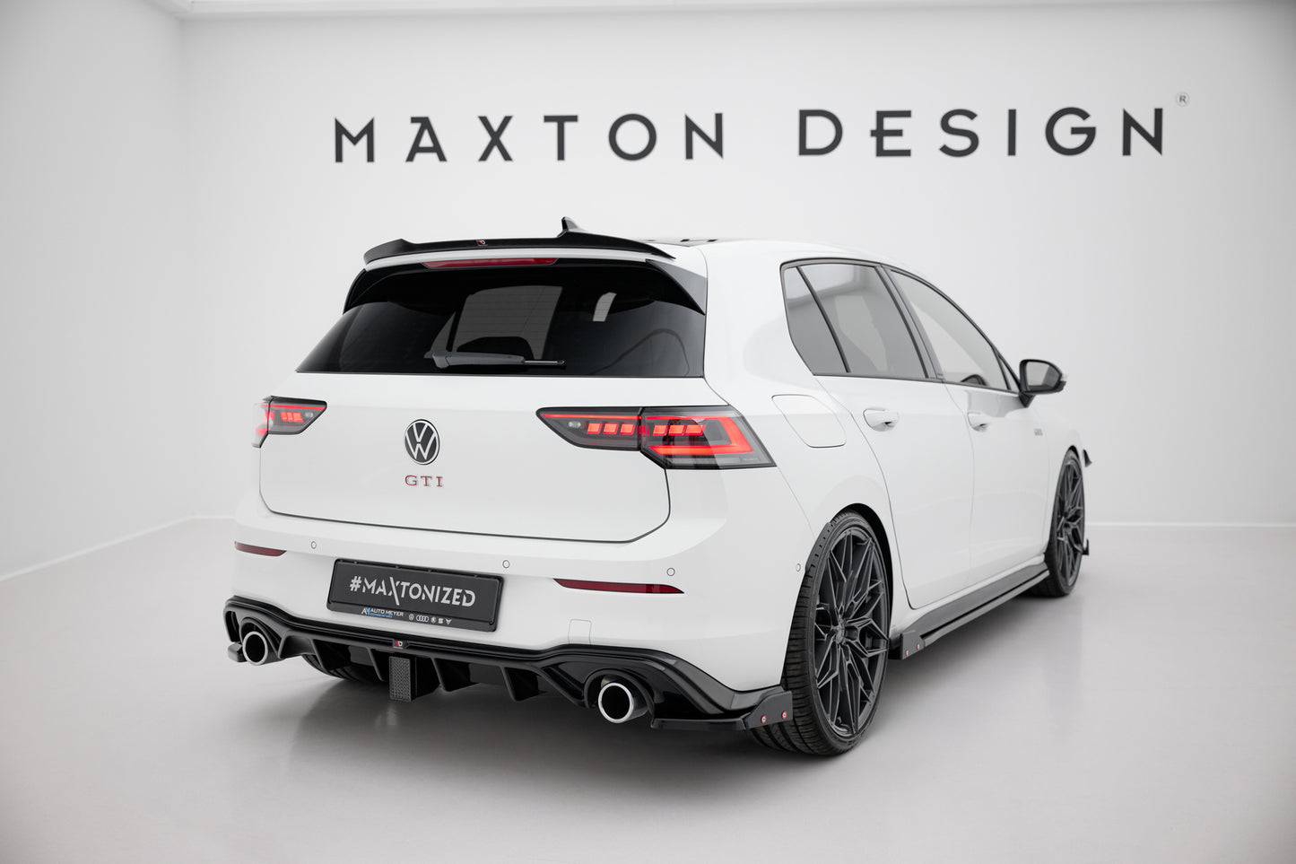 Maxton Design boční difuzory pod zadní nárazník s křidélky ver.2 pro Volkswagen Golf GTE Mk8, černý lesklý plast ABS