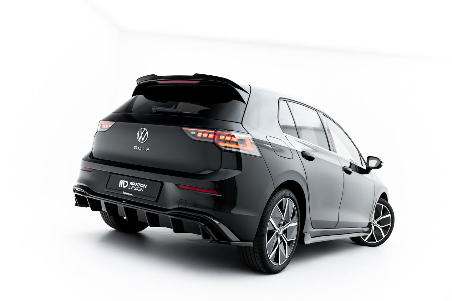 Maxton Design vložka zadního nárazníku pro Volkswagen Golf Mk8, černý lesklý plast ABS