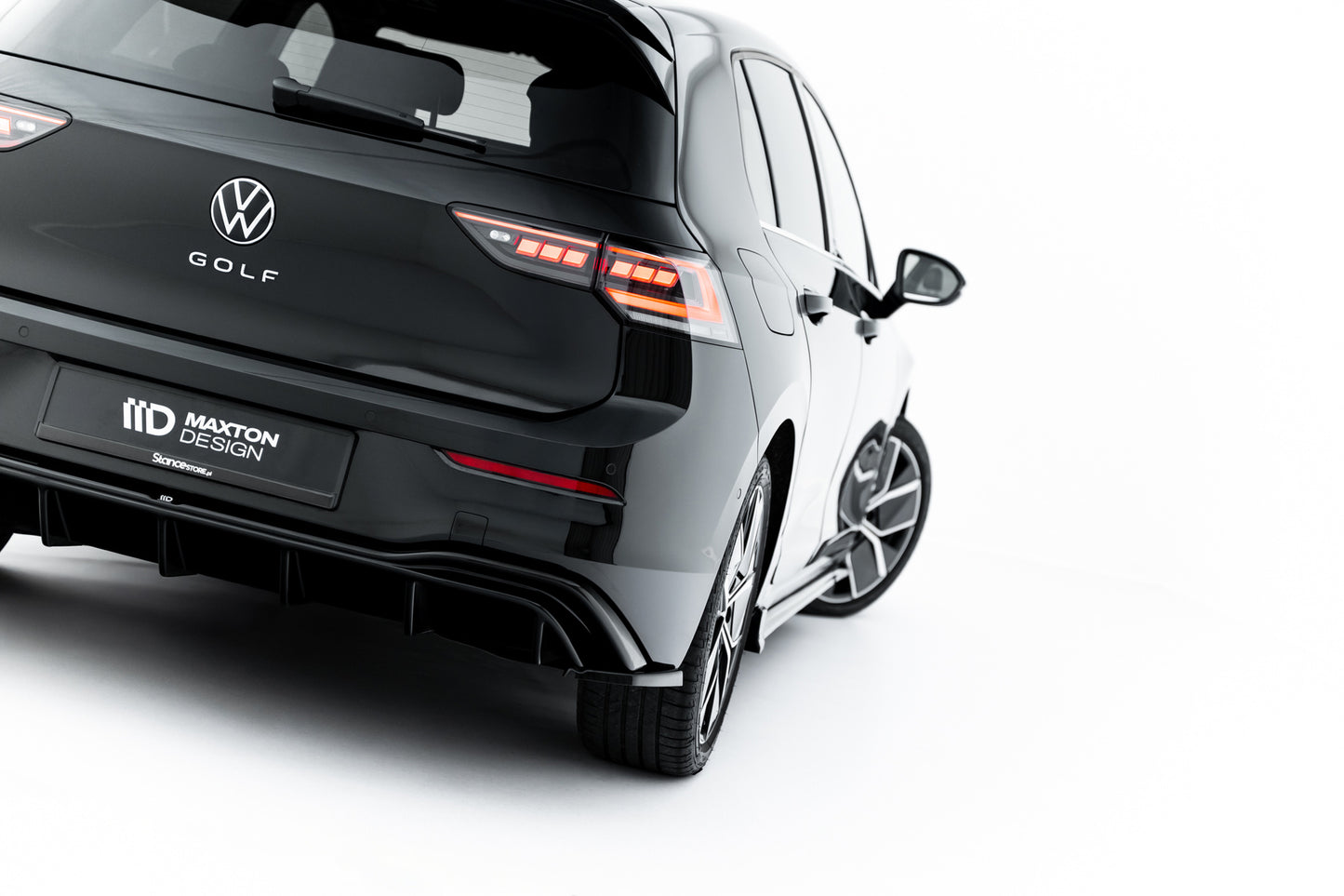 Maxton Design boční difuzory pod zadní nárazník pro Volkswagen Golf Mk8, černý lesklý plast ABS