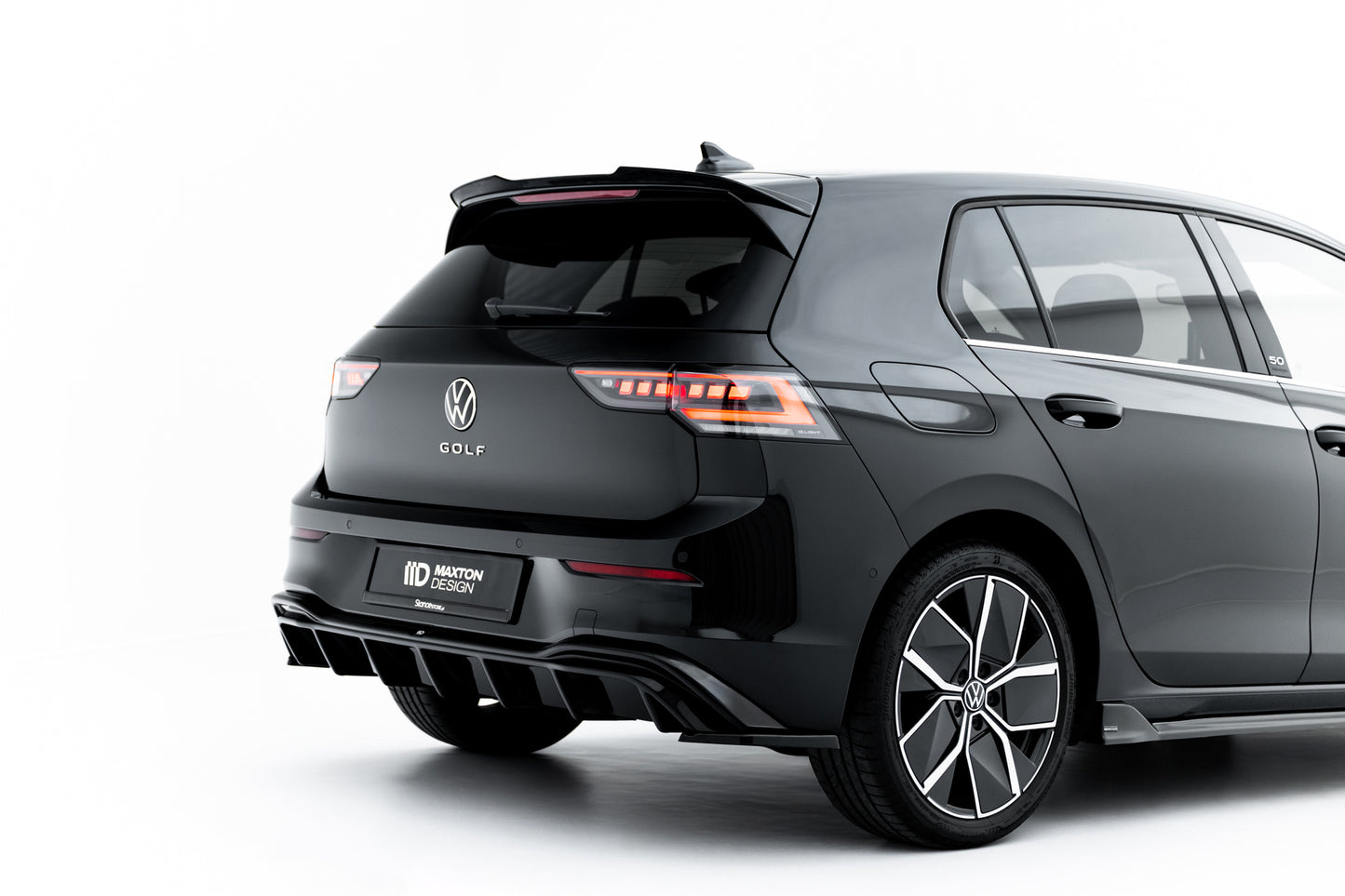 Maxton Design boční difuzory pod zadní nárazník pro Volkswagen Golf Mk8, černý lesklý plast ABS