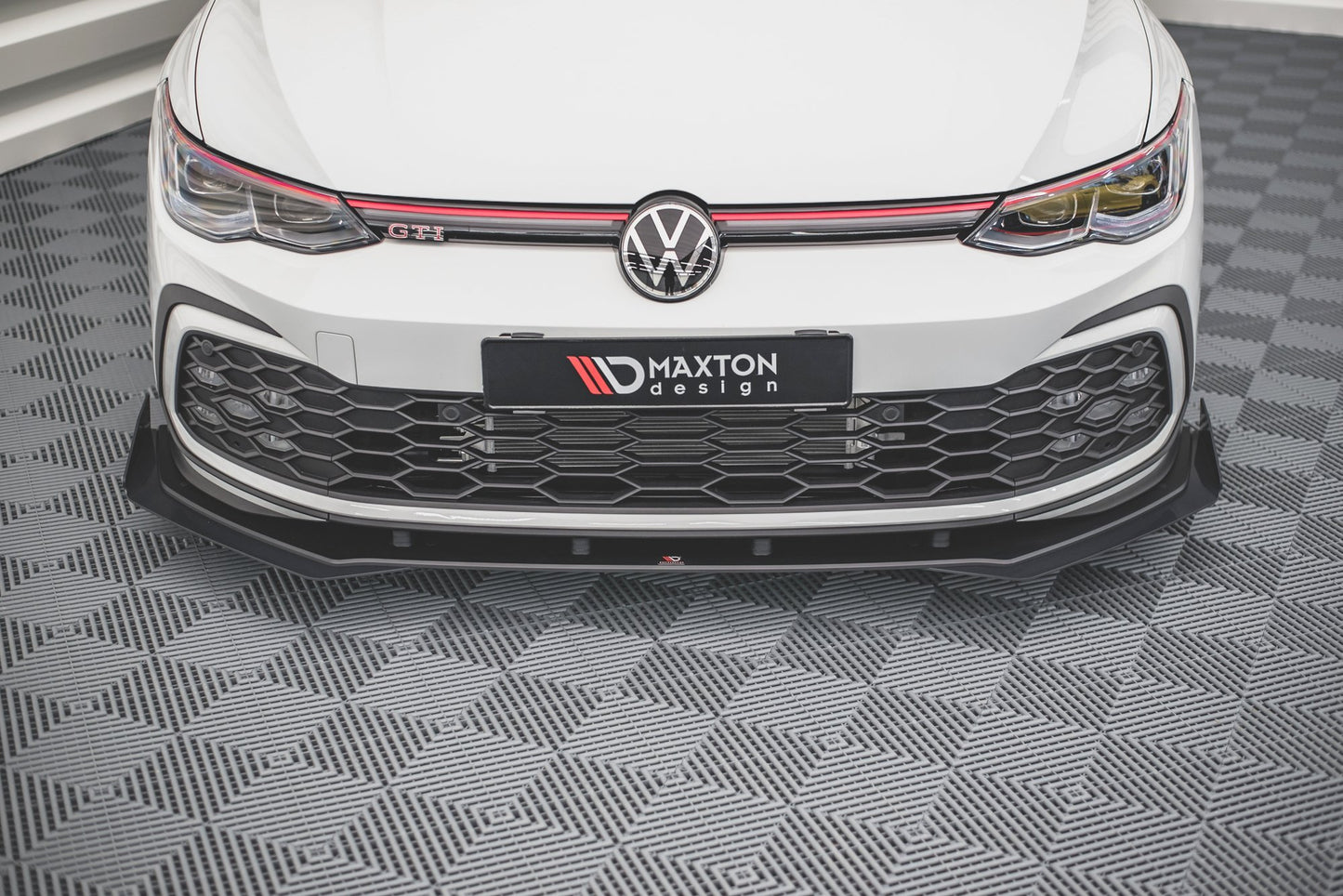 Maxton Design "Racing durability" spoiler pod přední nárazník s rohovými splittery pro Volkswagen Golf GTD Mk8, plast ABS bez povrchové úpravy, s červenou linkou