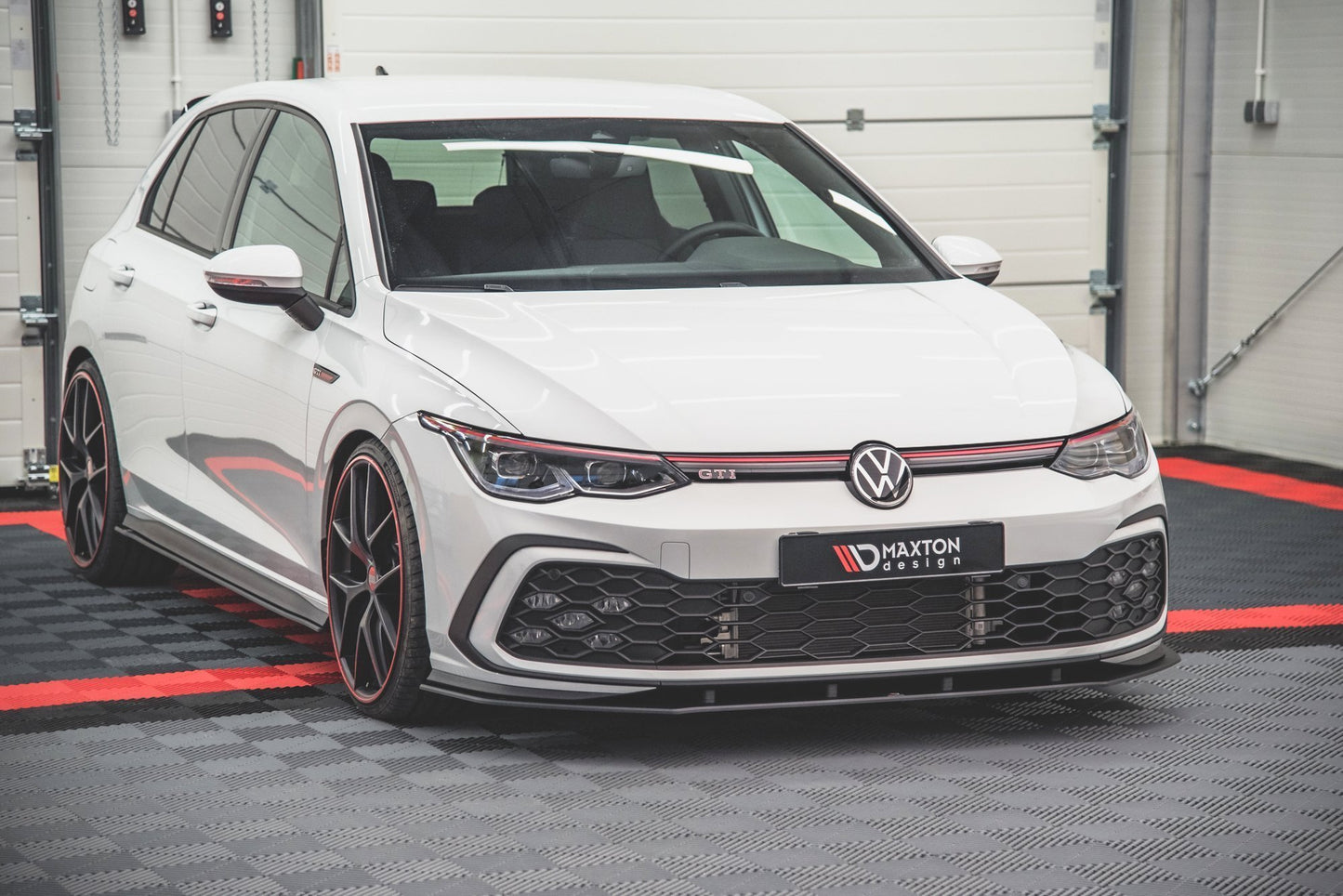 Maxton Design "Racing durability" spoiler pod přední nárazník pro Volkswagen Golf GTD Mk8, plast ABS bez povrchové úpravy, s červenou linkou